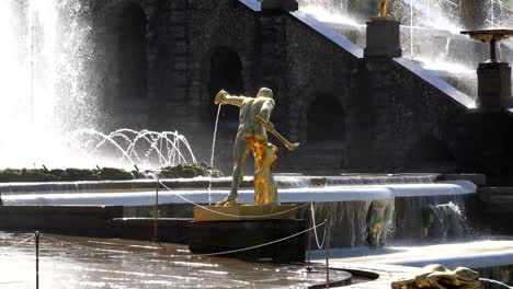 Goldene-Statue-in-der-Mitte-eines-großen-Brunnens