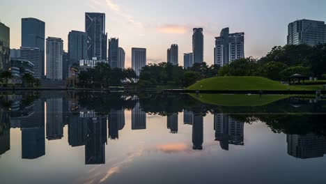 4-k-UHD-Zeitraffer-des-dramatischen-Sonnenaufgang-über-Kuala-Lumpur