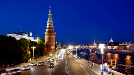 Night-time-lapse-of-Moscow-Kremlin-and-Moskva-river-with-cruise-ships,-Russia