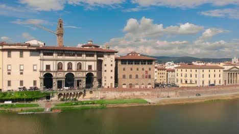 Luftaufnahme-der-Stadt-Florenz,-Arno-Uferpromenade-und-Kathedrale-Santa-Maria-del-Fiore-4K-Drohne-Video