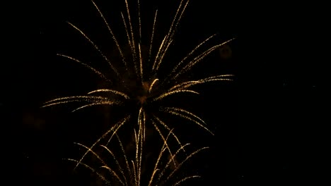 Fuegos-artificiales-de-celebración-de-año-nuevo-material-de-archivo