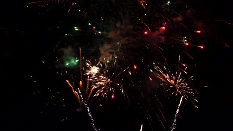 Fireworks-exploding-in-the-dark-night-sky-during-a-celebration