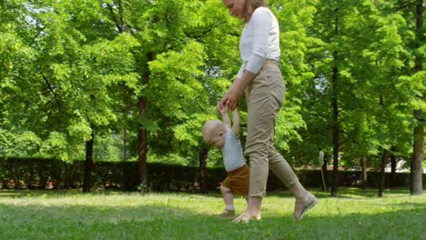 Junge-Frau-Lehre-Baby,-Spaziergang-im-Park