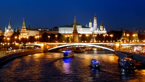 Night-timelapse-of-Moscow-Kremlin-and-Moskva-river-with-cruise-ships,-Russia