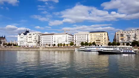 4K-Filmmaterial-des-Parlaments-in-Budapest-bei-einer-Bootsfahrt-entlang-der-Donau.