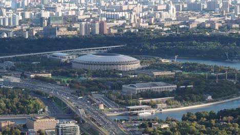 Luftaufnahme-der-Arena-Luschniki-in-Moskau-im-Herbst-Abend