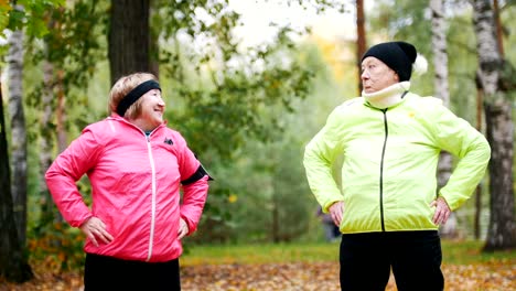 Reife-Frau-in-bunten-Jacken-stehen-nach-dem-Turnen