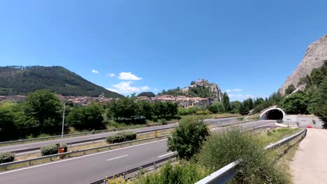 Die-antike-Stadt-Sisteron-und-der-Autobahn-mit-einem-Tunnel.