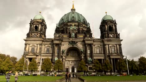 Zeitraffer-des-Berliner-Doms-an-einem-stürmischen-Herbsttag-in-Berlin,-Deutschland