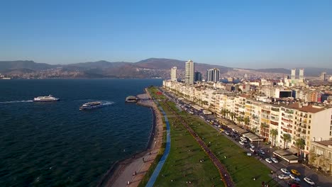 Fährverbindungen-in-Izmir,-Meerblick