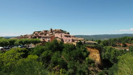 Blick-auf-die-Stadt-des-Roussillon-in-4k