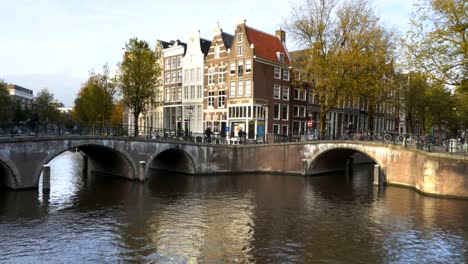 Gimbal-erschossen-zu-Fuß-in-Richtung-Fahrräder-und-eine-Kanalbrücke-in-amsterdam