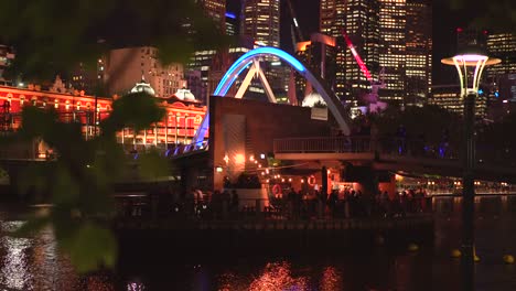 Melbourne,-Victoria-/-Australien---24.-Oktober-2018:-Evan-Walker-Brücke-und-Waterfront-Bars.-Mittlere-Aufnahme