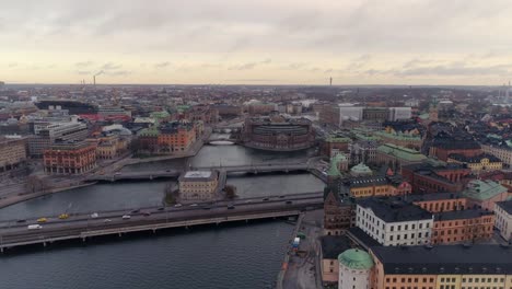 Stockholm-Innenstadt-Luftaufnahme.-Drone-Schuss-von-Gamla-Stan-Stockholm-Stadtzentrum,-Gebäude-und-Brücke-über-Wasser.-Hauptstadt-von-Schweden