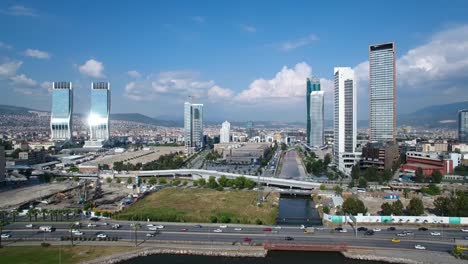 Vista-de-Izmir,-tiro-aéreo-de-tráfico