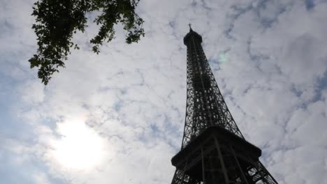 Famosa-Torre-Eiffel-delante-de-las-nubes-por-el-día-París-Francia