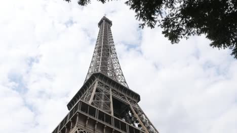 París-y-Francia-Torre-Eiffel-delante-de-las-nubes-por-el-día