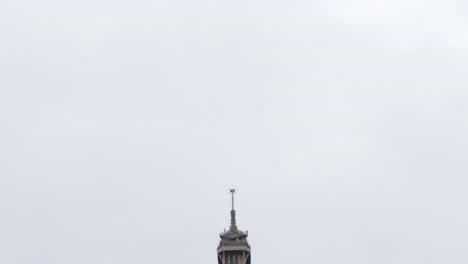 Eiffel-Turm-Gitter-Konstruktion-vor-Wolkenhimmel-in-Paris-4-K