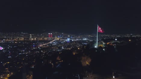 horizonte-de-la-ciudad-dibujado-por-zángano-de-la-noche,-bandera-de-skyline-la-ciudad-delante-de-kadifekale,-izmir