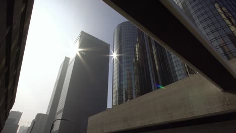 Sonne-reflektieren-Strahlen-in-moderne-Wolkenkratzer-in-downtown-Los-Angeles-Street-Dolly-Schuss