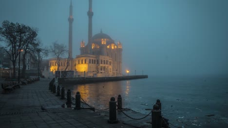 Sonnenaufgang-in-Ortakoy-Moschee-in-Istanbul