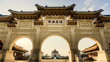 Time-lapse-of-front-gate-of-Chiang-Kai-shek-Memorial-Hall-at-dawn,-Taipei,Taiwan