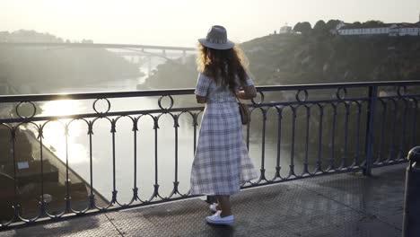 Frauen-in-der-Nähe-von-Handlauf-auf-Ponte-Luis-ich-überbrücken