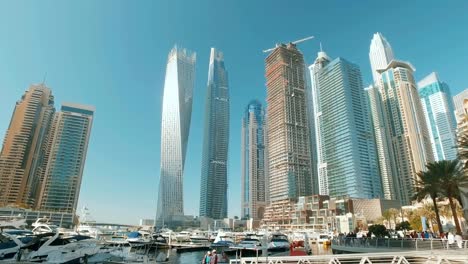 Yacht-Liegeplatz-Pier-in-der-Dubai-Marina-und-Wolkenkratzer-im-sonnigen-Tag