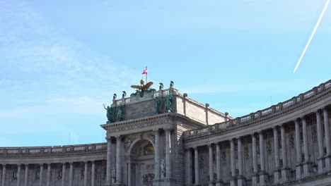 Palacio-Imperial-de-Hofburg-y-estatua-Viena,-Austria