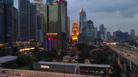 Abends-Beleuchtung-Kuala-Lumpur-Stadtverkehrs-Straßenkreuzung-aerial-Panorama-4k-Malaysia