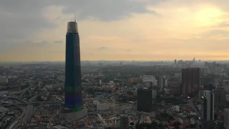 hora-del-atardecer-kuala-lumpur-paisaje-urbano-megatall-famosa-construcción-aérea-Malasia-panorama-4k