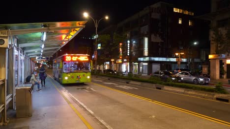 Nachtzeit-beleuchtete-Taipei-Stadtstraße-Panorama-4k-taiwan