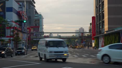 atardecer-Taipei-ciudad-tráfico-calle-cruce-panorama-4k-Taiwán