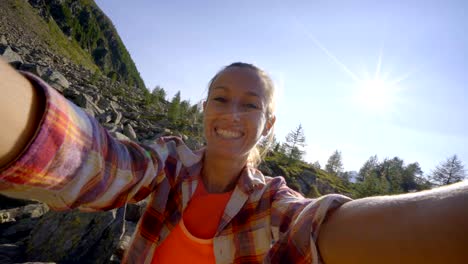 Junge-Frau-Wanderland-Schweiz-nimmt-Selfie-auf-Bergweg.-Frau-Wanderer-Tasing-Selfies-mitten-in-der-Natur