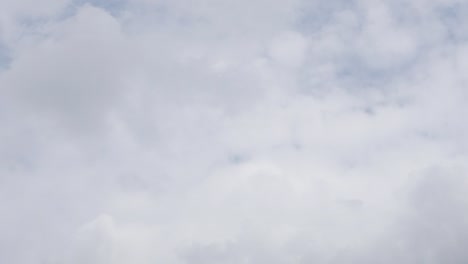 Sehr-detaillierte-Oberfläche-des-Arc-de-Triomphe-in-Paris-Frankreich-vor-Wolkenhimmel-4-K-3840-X-2160-30fps-UHD-Tilt-Footage---Welt-berühmten-Arc-de-Triomphe-de-Etoile-langsam-kippen-4-K-2160-p-UltraHD-Video