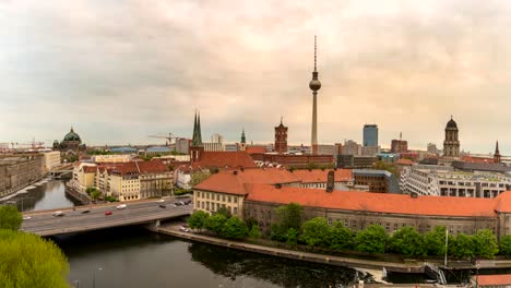 Lapso-de-tiempo-de-Alemania-Berlín-4K,-ciudad-horizonte-timelapse-en-torre-de-la-TV-y-el-río-Spree