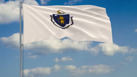 Massachusetts-State-Flagge-im-Wind-gegen-wolkenverhangenen-Himmel