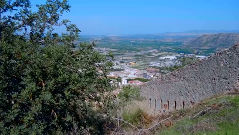 Pequeña-ciudad-provincial-a-los-pies-de-las-montañas-en-España