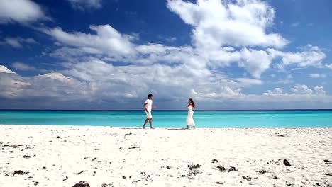 Junge-schöne-paar-treffen-Sie-einander-am-Strand