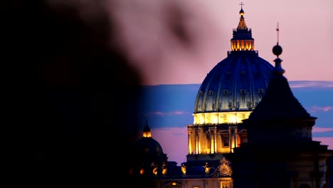 Blick-auf-den-Sonnenuntergang-von-St.-Peter\'s-Basilica-in-Rome:-Vatikan,-Christentum,-glauben,-pope