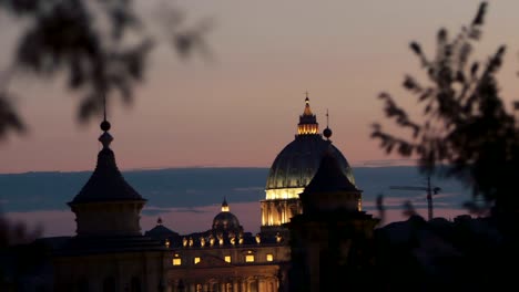 Blick-auf-den-Sonnenuntergang-von-St.-Peter\'s-Basilica-in-Rome:-Vatikan,-Christentum,-glauben,-pope