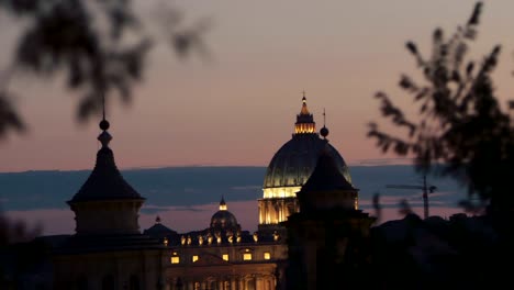 Vista-del-atardecer-de-la-Basílica-de-San-Pedro-en-Roma:-El-Vaticano,-cristianismo,-Fe,-pope