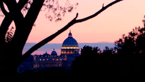 Blick-auf-den-Sonnenuntergang-von-St.-Peter\'s-Basilica-in-Rome:-Vatikan,-Christentum,-glauben,-pope