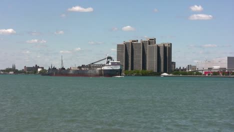 Lastkahn-auf-den-Detroit-river