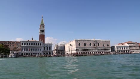 Blick-aufs-Meer-von-der-Piazza-San-Marco-mit-Kampanile