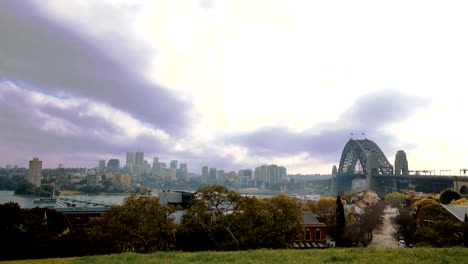 Zeitraffer-von-Sydney-hinter-der-Brücke