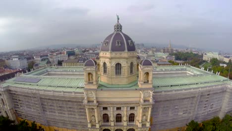 National-Wien-Museum-Natural-History-Luftaufnahme-Architektur.-Wunderschöne-Luftaufnahme-über-Europa,-Kultur-und-Landschaft,-Kamera-Schwenken-dolly-in-der-Luft.-Hintergrundgeräusche-fliegen-über-europäischen-land.-Auf-Besichtigungstouren,-touristischen-Blick-auf-Österreich.