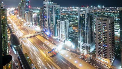 Blick-vom-Dach-auf-4-k-Zeitraffer-auf-der-main-street-in-dubai