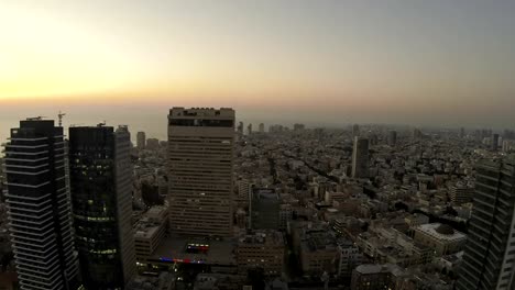 Tel-Aviv-ciudad,-lapso-de-tiempo-del-atardecer-de-edificios-de-oficinas