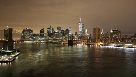 De-luz-de-noche-panorama-del-puente-de-brooklyn-4-K-time-lapse